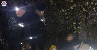 Śpiącą na ziemi zaginioną 80-latkę wytropił policyjny pies „Tolo”