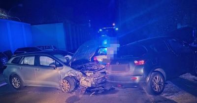 24-latek zatrzymany po uderzeniu Toyotą w zaparkowane auto
