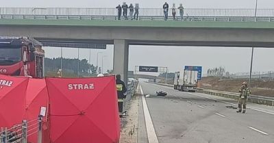 Motocyklista zginął po uderzeniu w naczepę na A2